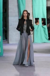 DT_BURBERRY_2024_SS25_SEPTEMBER_SHOW_RUNWAY_LOOK_14_RGB_CROPPED_2x3.jpg