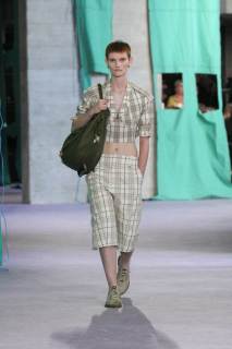 DT_BURBERRY_2024_SS25_SEPTEMBER_SHOW_RUNWAY_LOOK_11_RGB_CROPPED_2x3.jpg