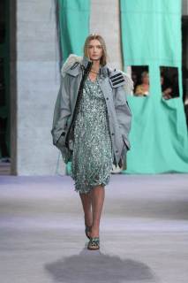 DT_BURBERRY_2024_SS25_SEPTEMBER_SHOW_RUNWAY_LOOK_12_RGB_CROPPED_2x3.jpg