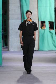 DT_BURBERRY_2024_SS25_SEPTEMBER_SHOW_RUNWAY_LOOK_08_RGB_CROPPED_2x3.jpg