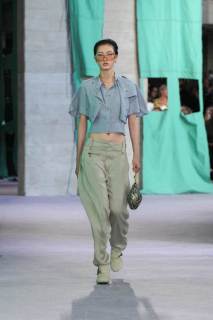 DT_BURBERRY_2024_SS25_SEPTEMBER_SHOW_RUNWAY_LOOK_35_RGB_CROPPED_2x3.jpg