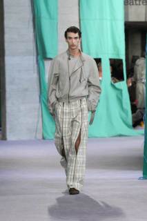 DT_BURBERRY_2024_SS25_SEPTEMBER_SHOW_RUNWAY_LOOK_13_RGB_CROPPED_2x3.jpg