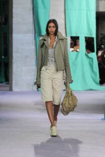 DT_BURBERRY_2024_SS25_SEPTEMBER_SHOW_RUNWAY_LOOK_24_RGB_CROPPED_2x3.jpg