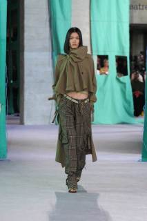 DT_BURBERRY_2024_SS25_SEPTEMBER_SHOW_RUNWAY_LOOK_42_RGB_CROPPED_2x3.jpg