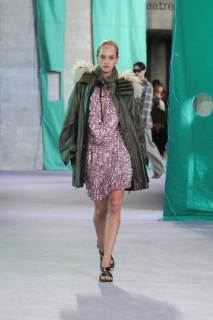 DT_BURBERRY_2024_SS25_SEPTEMBER_SHOW_RUNWAY_LOOK_46_RGB_CROPPED_2x3.jpg