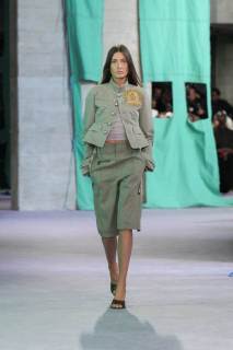 DT_BURBERRY_2024_SS25_SEPTEMBER_SHOW_RUNWAY_LOOK_45_RGB_CROPPED_2x3.jpg