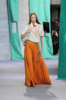 DT_BURBERRY_2024_SS25_SEPTEMBER_SHOW_RUNWAY_LOOK_38_RGB_CROPPED_2x3.jpg