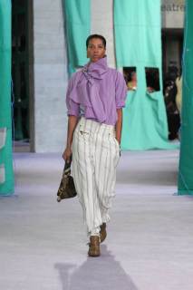 DT_BURBERRY_2024_SS25_SEPTEMBER_SHOW_RUNWAY_LOOK_25_RGB_CROPPED_2x3.jpg