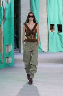 DT_BURBERRY_2024_SS25_SEPTEMBER_SHOW_RUNWAY_LOOK_43_RGB_CROPPED_2x3.jpg