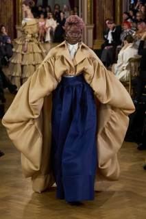 00023-viktor-and-rolf-spring-2025-couture-credit-gorunway