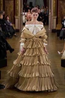 00024-viktor-and-rolf-spring-2025-couture-credit-gorunway