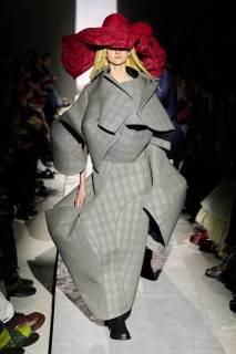 00002-comme-des-garcons-fall-2025-ready-to-wear-credit-gorunway.jpg