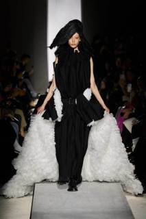 00020-comme-des-garcons-fall-2025-ready-to-wear-credit-gorunway.jpg