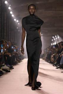 00032-victoria-beckham-fall-2025-ready-to-wear-credit-gorunway.jpg