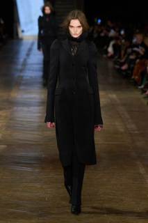 00001-alexander-mcqueen-fall-2025-ready-to-wear-credit-gorunway.jpg
