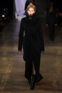 00003-alexander-mcqueen-fall-2025-ready-to-wear-credit-gorunway.jpg