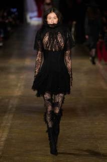 00012-alexander-mcqueen-fall-2025-ready-to-wear-credit-gorunway.jpg