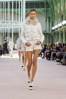 00010-chanel-spring-2025-ready-to-wear-credit-gorunway.jpg