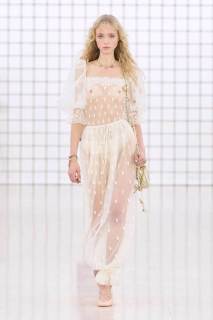 00001-chloe-spring-2025-ready-to-wear-credit-gorunway.jpg