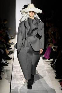 00004-comme-des-garcons-fall-2025-ready-to-wear-credit-gorunway.jpg