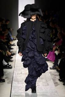 00012-comme-des-garcons-fall-2025-ready-to-wear-credit-gorunway.jpg