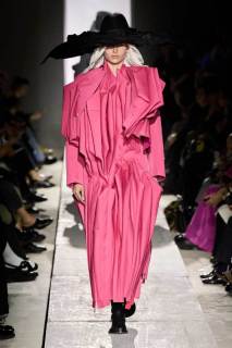 00013-comme-des-garcons-fall-2025-ready-to-wear-credit-gorunway.jpg