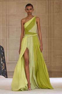 00051-giambattista-valli-spring-2025-ready-to-wear-credit-gorunway.jpg