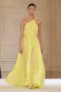 00055-giambattista-valli-spring-2025-ready-to-wear-credit-gorunway.jpg