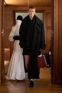00004-jacquemus-spring-2025-ready-to-wear-credit-gorunway-jpg.webp_
