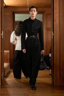 00009-jacquemus-spring-2025-ready-to-wear-credit-gorunway-jpg.webp_
