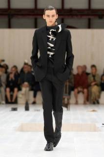 00003-loewe-spring-2025-menswear-credit-gorunway.jpg