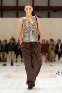 00022-loewe-spring-2025-menswear-credit-gorunway.jpg