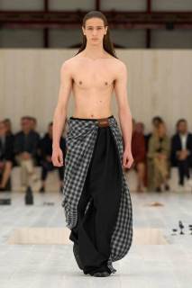 00036-loewe-spring-2025-menswear-credit-gorunway.jpg