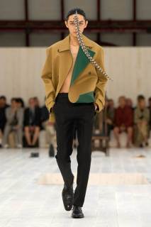 00043-loewe-spring-2025-menswear-credit-gorunway.jpg