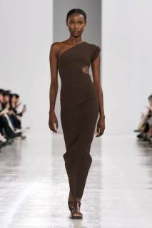 00002-max-mara-spring-2025-ready-to-wear-credit-gorunway.jpg