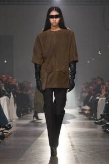 00005-mm6-maison-margiela-fall-2025-ready-to-wear-credit-gorunway.jpg