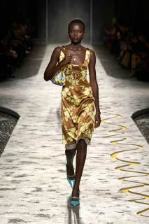 00004-versace-spring-2025-ready-to-wear-credit-gorunway.jpg