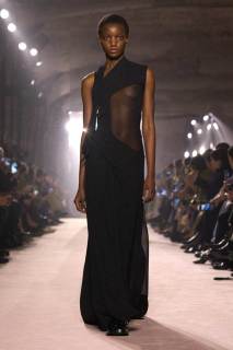 00005-victoria-beckham-fall-2025-ready-to-wear-credit-gorunway.jpg