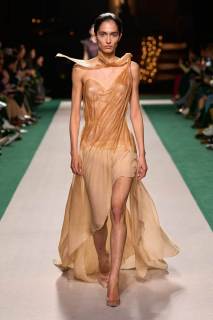 00002-victoria-beckham-spring-2025-ready-to-wear-credit-gorunway.jpg